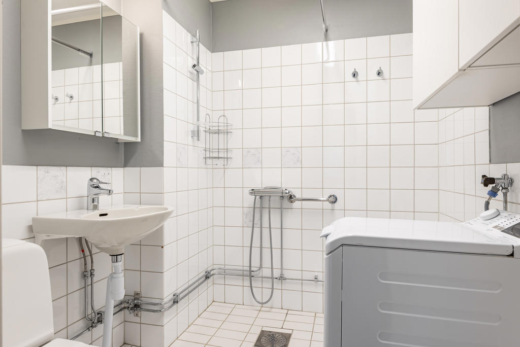 Badrummet är rymligt och har egen tvättmaskin