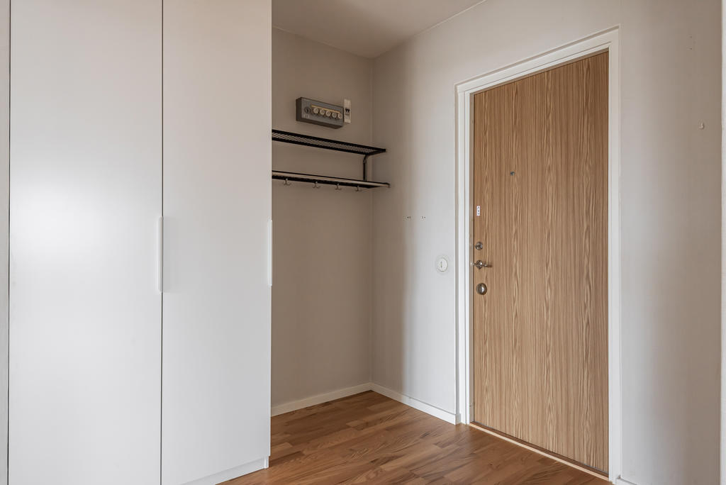 Entré och hall. Här finns flera garderober. 