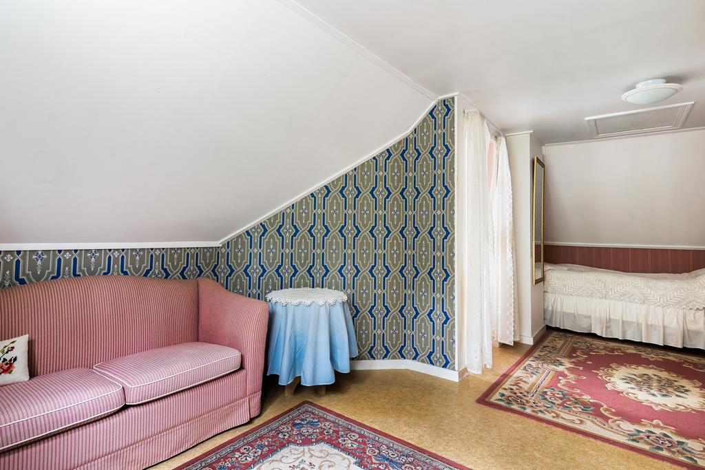 Möblerbar hall och sovalkov