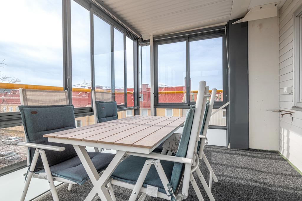 Stor inglasad balkong på gaveln med vacker utsikt mot Dundret