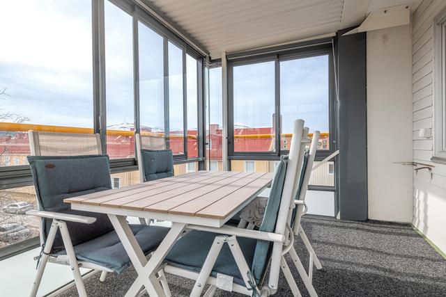 Stor inglasad balkong på gaveln med vacker utsikt mot Dundret