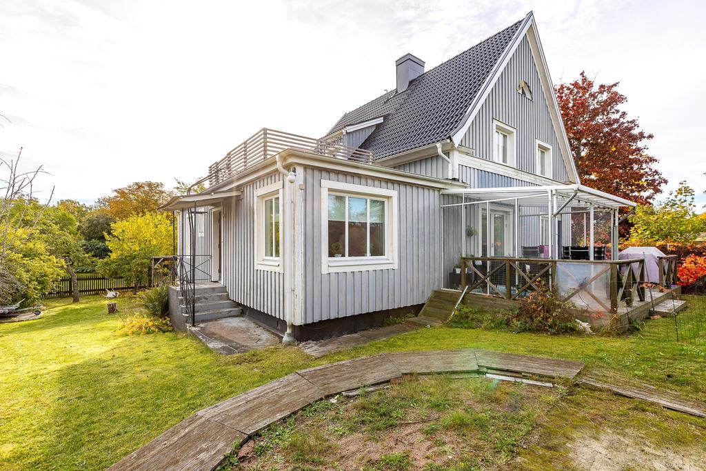 Fint hus med renoverat tak, uterum och stor balkong