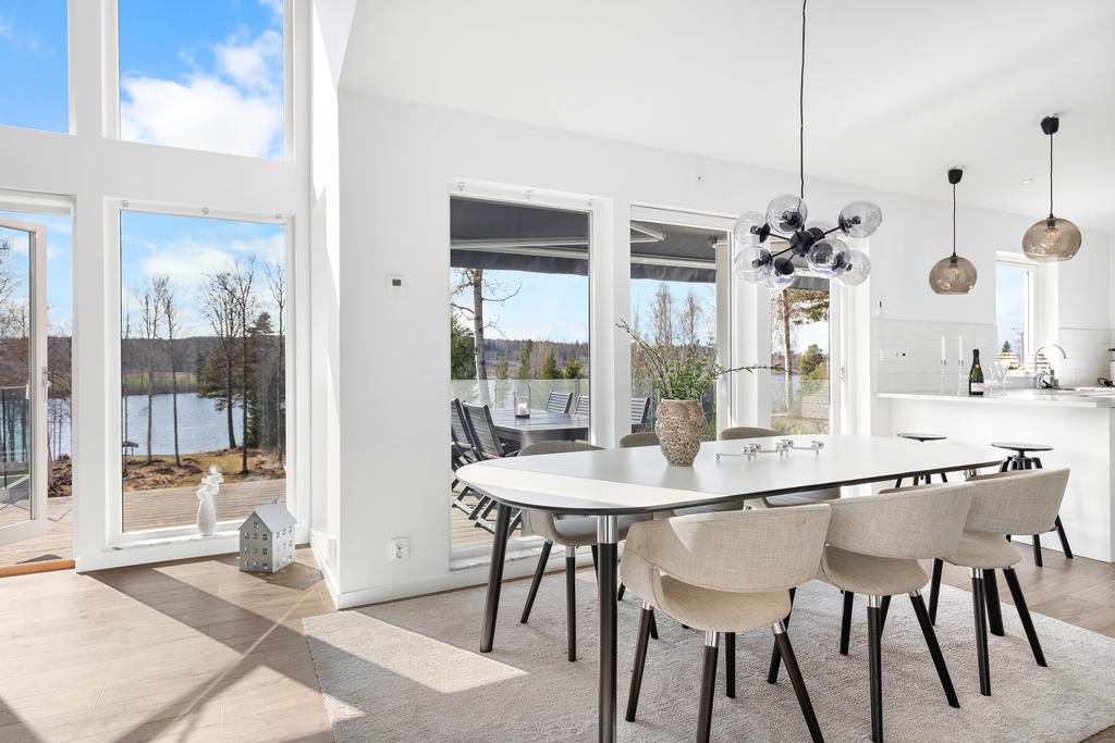 Ljust och trivsamt kök med köksö och utgång till soldäck