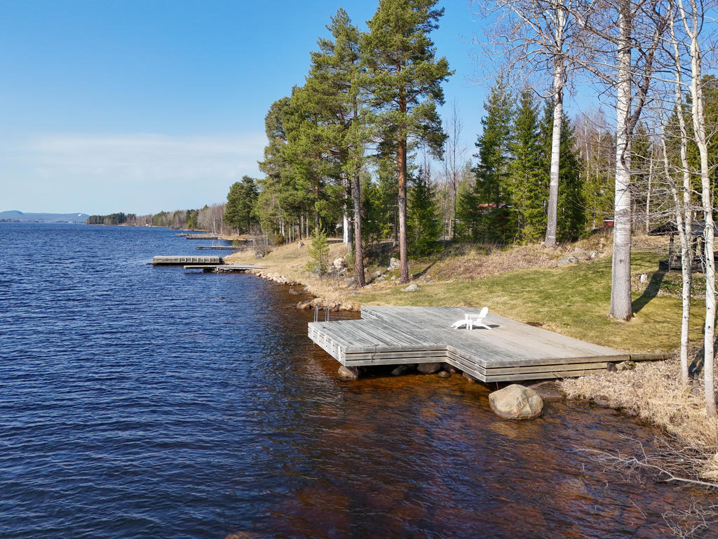 Väl tilltagen brygga med plats för utemöbler