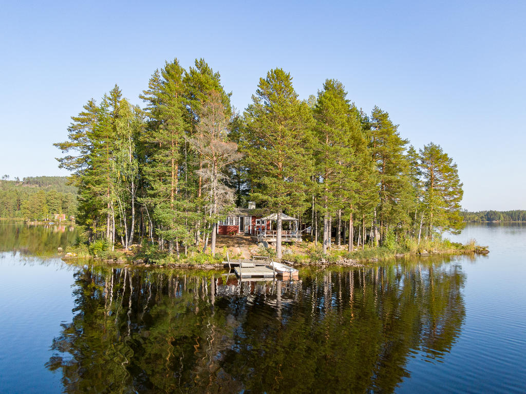 Storstugan sedd från vattnet