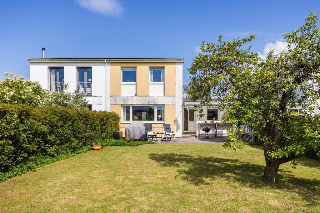 På baksidan av huset finns trädgården