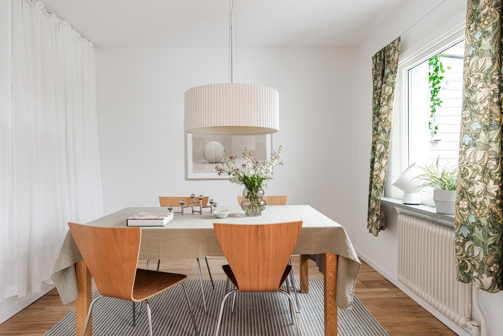 Matplats med fönster mot uteplatsen