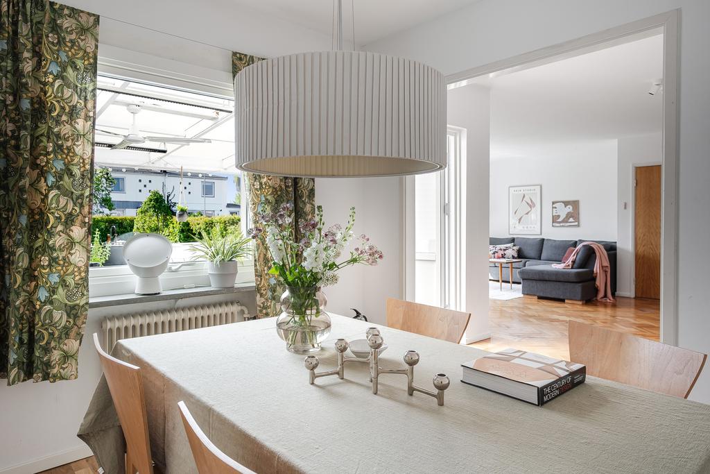 Vyn från matplatsen mot uteplatsen och vardagsrummet