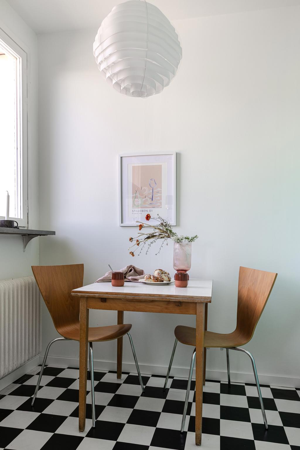 I köket finns det plats för en mindre matplats