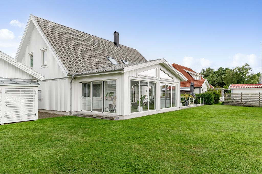 Det stora gedigna uterummet vetter mot trädgården 