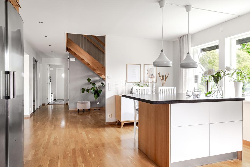 Ljus och rymd präglar huset som har sociala ytor på både entréplan och ovanvåning 