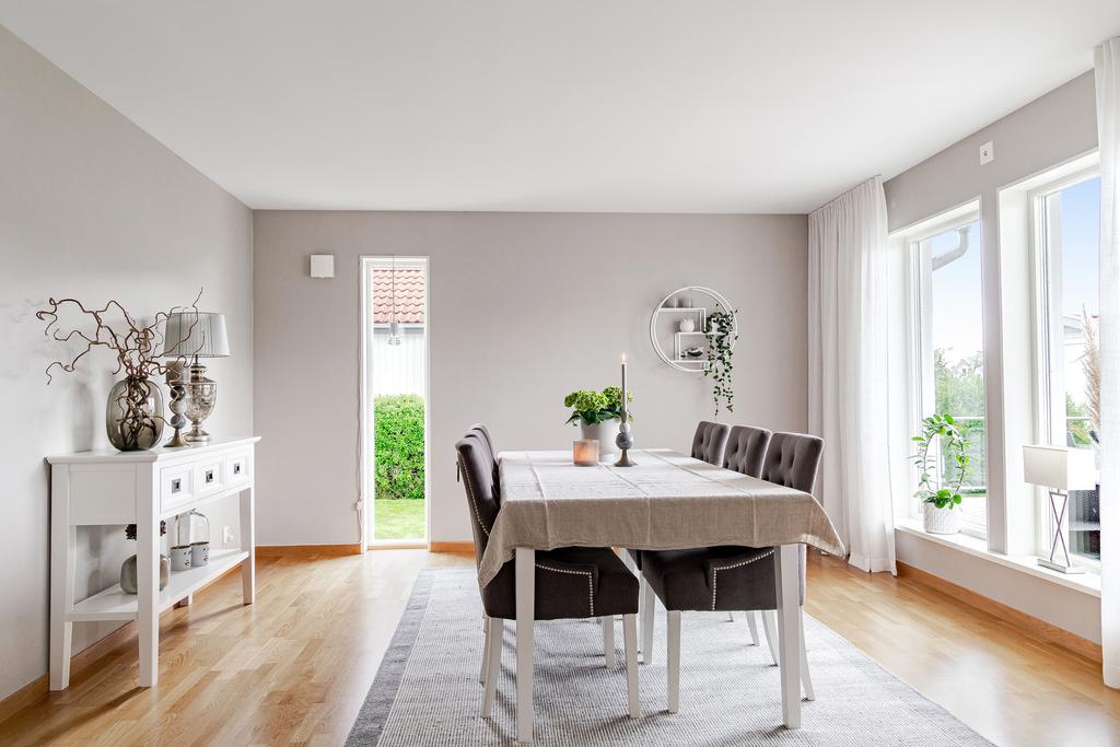 Ljust och luftigt – vardagsrummet och köket utgör  husets hjärta. Här finns det gott om utrymme för stor matplats 