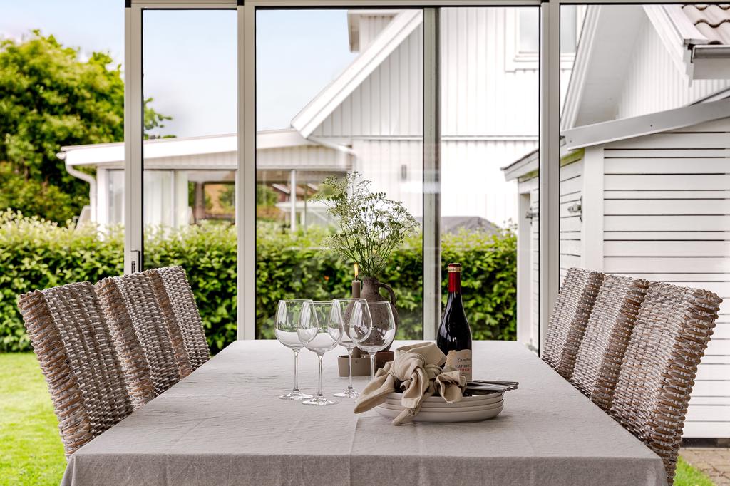 Skön komfort i uterummet med plats för både härliga middagar och mysiga spelkvällar 