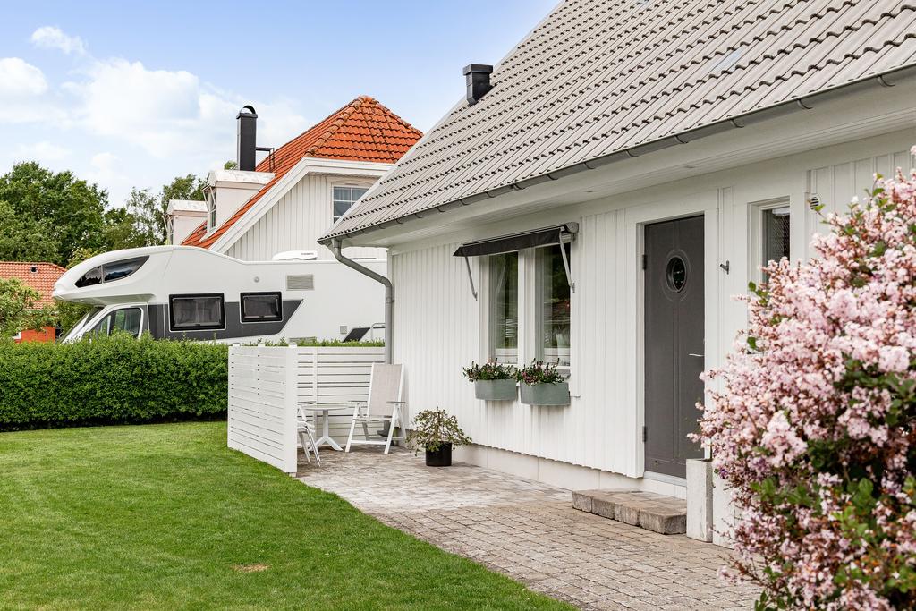 Är ni intresserade av denna fantastiska familjevilla? Tveka då inte på att höra av er! 