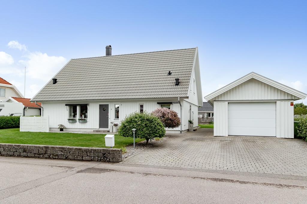 Välkommen till Rödklövervägen 9 – en inbjudande fastighet  i toppskick med bland annat stenlagd uppfart och rymligt garage