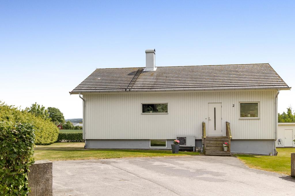 Husets framsida med välkomnande entré och goda parkeringsmöjligheter. Här möts du av en lugn och prydlig miljö med insynsskyddad tomt och öppet läge.