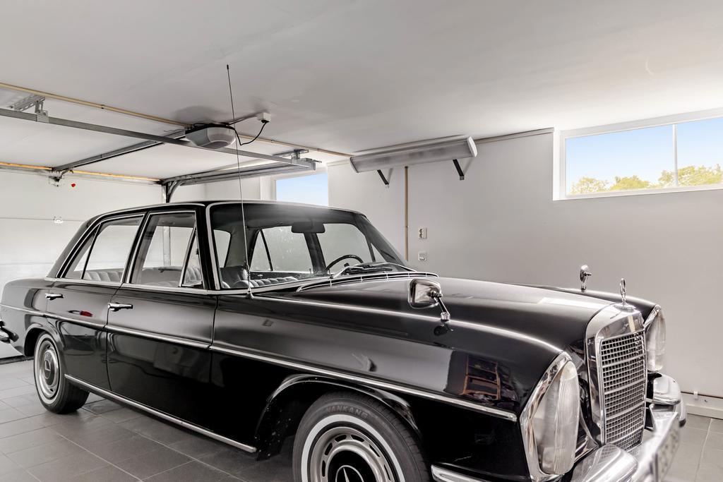 Garage med plats för en bil – isolerat, helkaklat och utrustat med automatisk port. Perfekt för trygg parkering eller extra förvaring året runt.