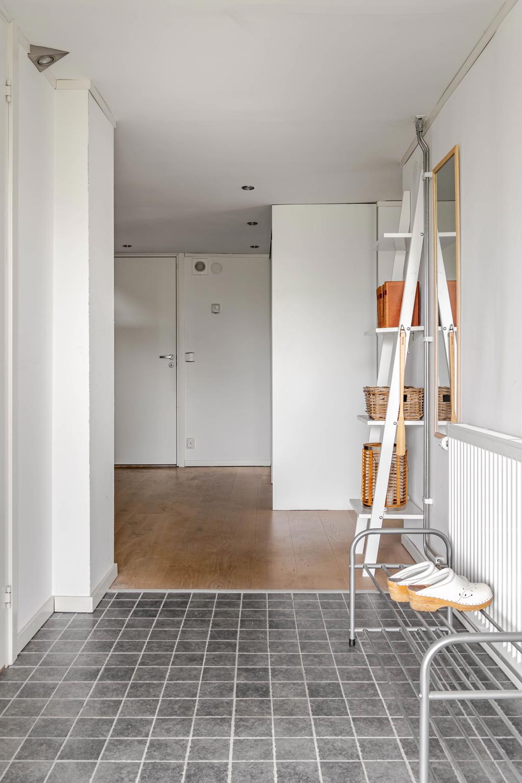Egen entré till nedre plan – praktiskt för gäster, tonåring eller om du önskar en mer avskild del av huset. Gott om plats för förvaring direkt innanför dörren.