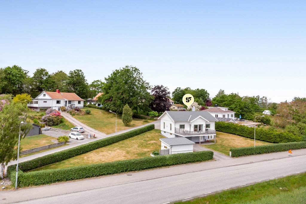 Högt och fritt läge med välskött tomt och generös uppfart – ett stilrent hem i ett lugnt och attraktivt villaområde.