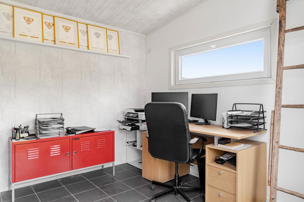Rum med separat ingång får du en ljus och avskild arbetsmiljö, samtidigt som förrådet erbjuder gott om förvaringsutrymme.