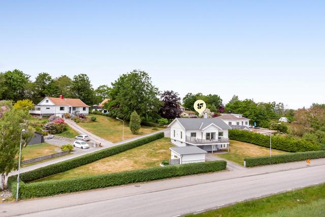 Högt och fritt läge med välskött tomt och generös uppfart – ett stilrent hem i ett lugnt och attraktivt villaområde.