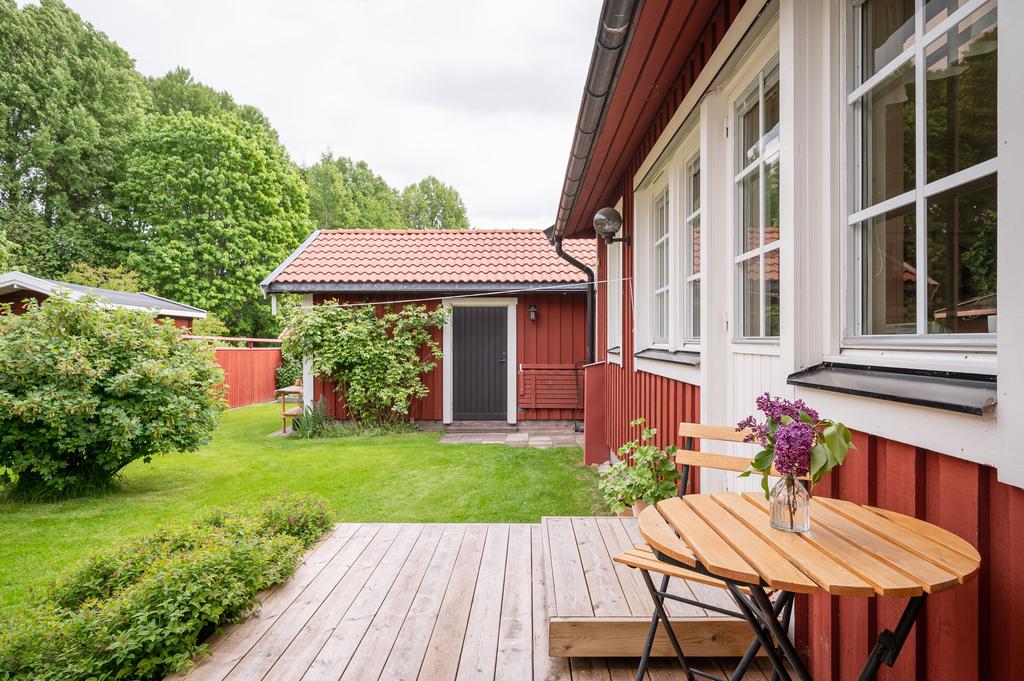 Gästrummet i bakgrunden