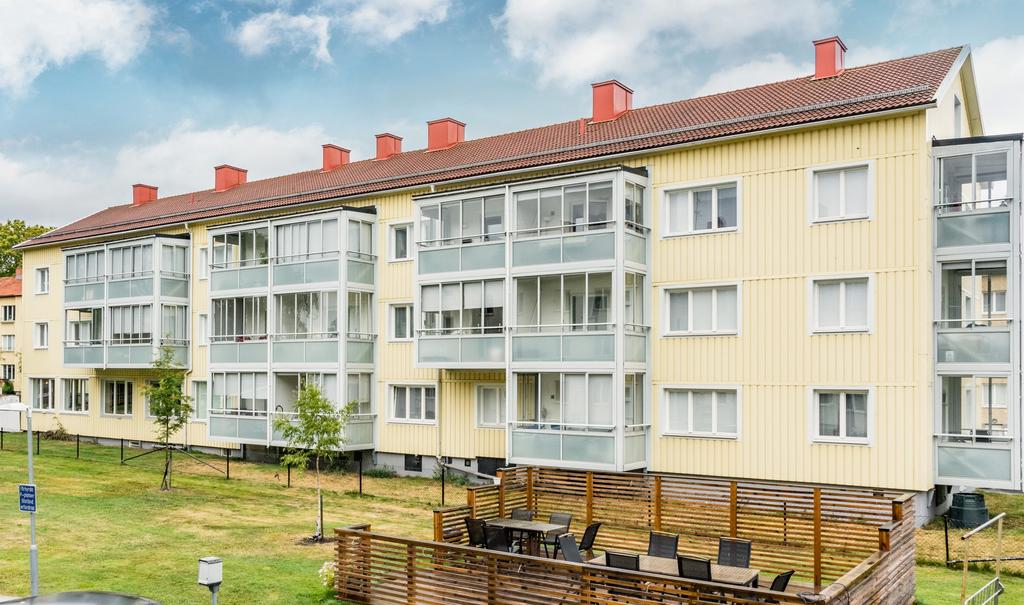 Balkongsidan (bild tagen från grannfastigheten, deras uteplats i bild)
