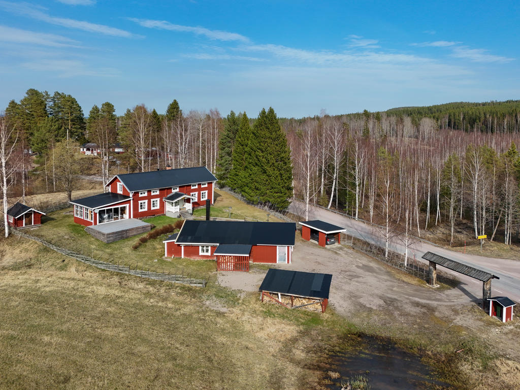 Vy över tomten och alla dess byggnader. 