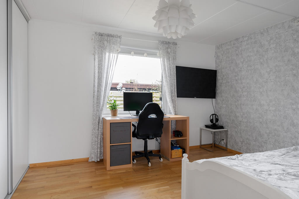 Sovrum med garderob med skjutdörrar
