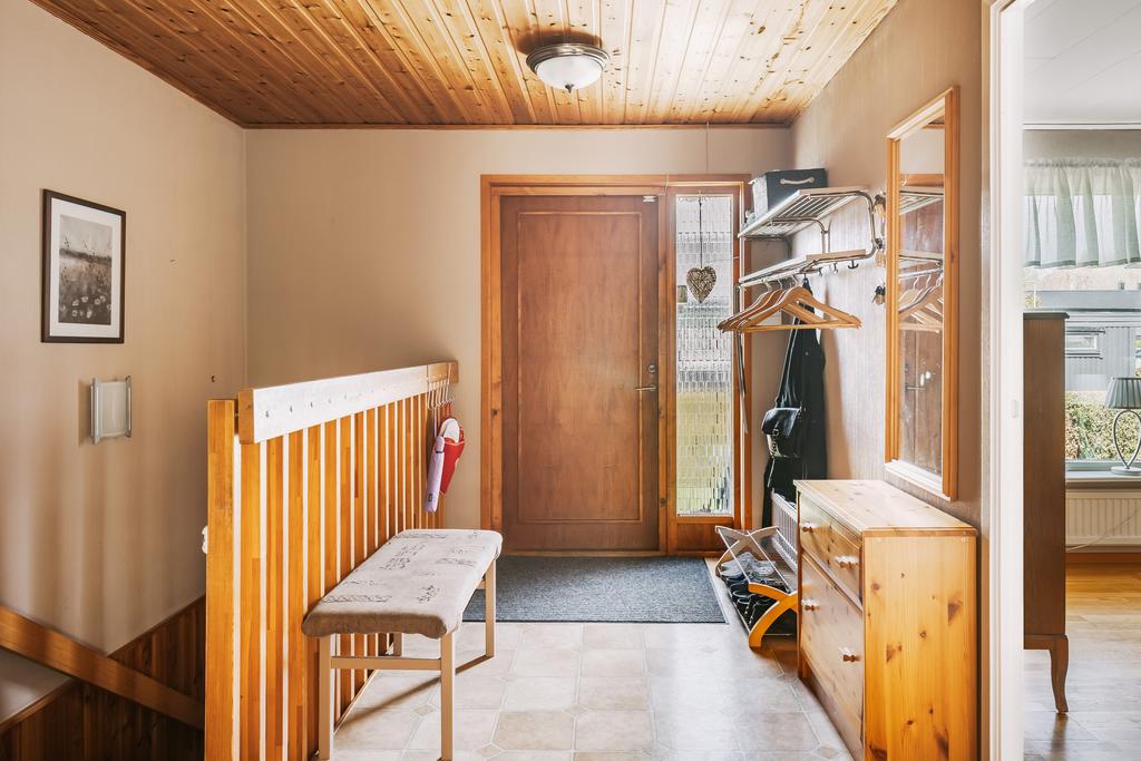 Hall med trappa ner till källarplan