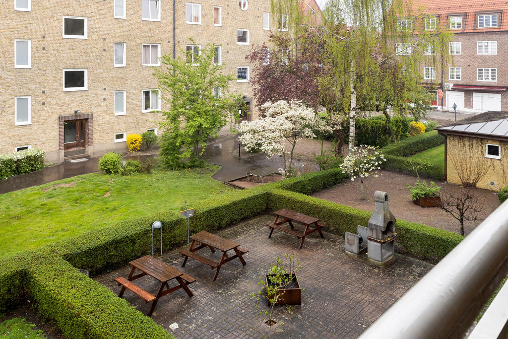 Välskött innergård med gott om plats för sommarens gäster.