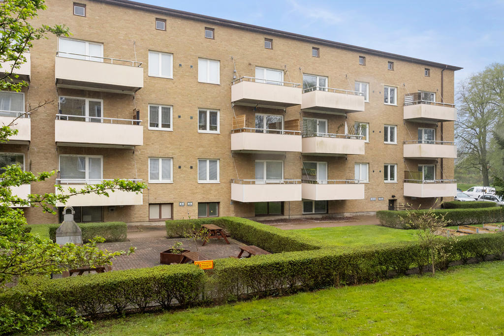 Vy från baksidan upp mot huset och balkongen.
