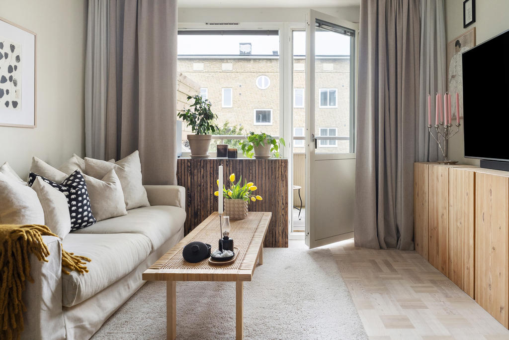 Ljust vardagsrum med smidig övergång till balkong.