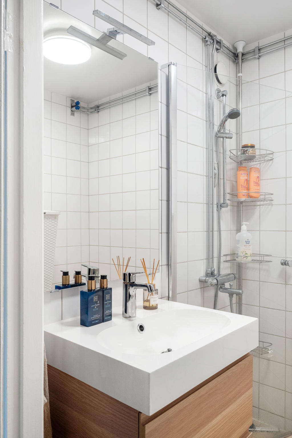Modern kommod som lyfter badrummet.