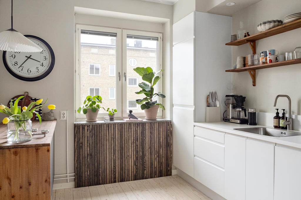 Platsbyggda elementskydd, en återkommande detalj i hela hemmet.