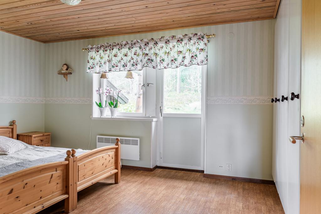 Sovrum 3 med utgång till trädgården