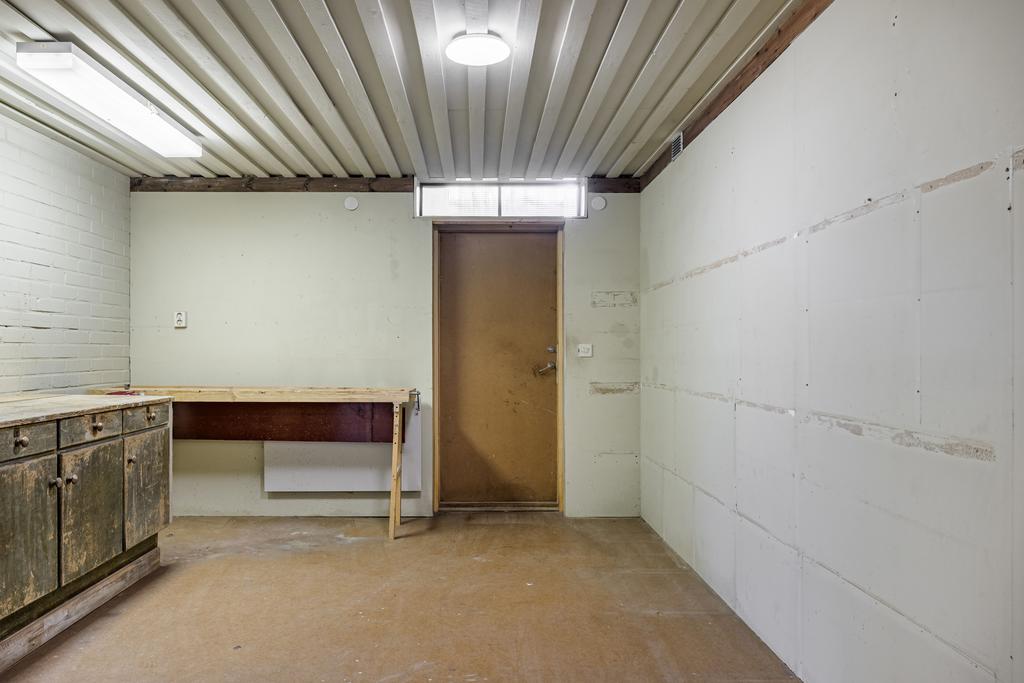 Snickarrum med tillgång till garaget