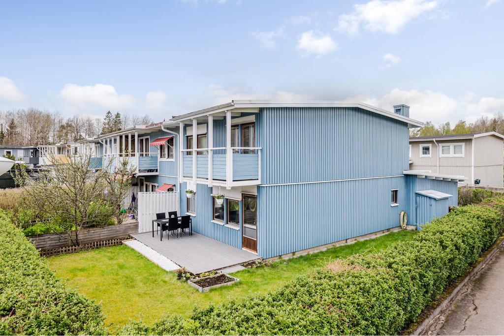Trädgården ramas in av en fin häck för insynsskydd.
