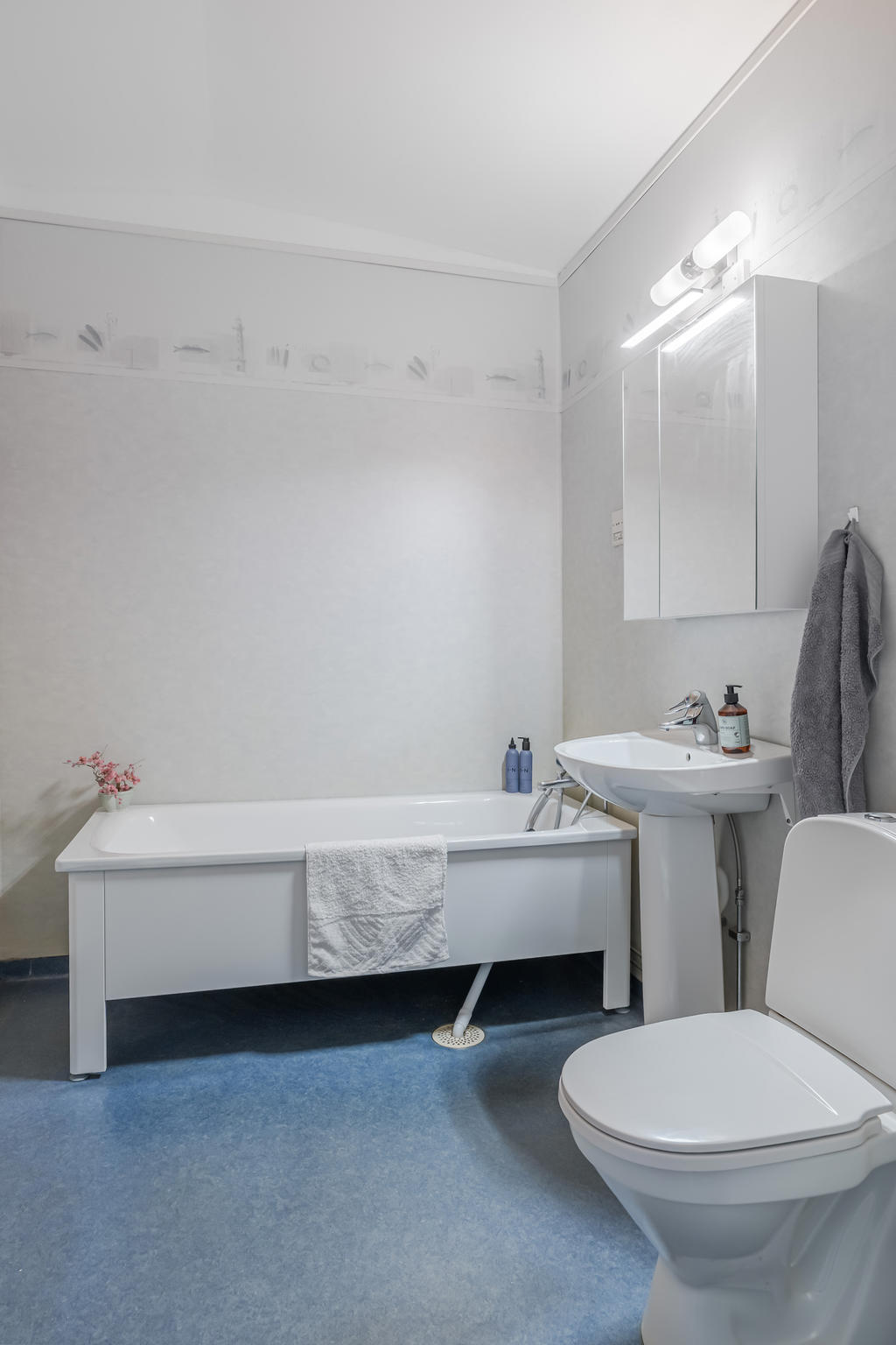 Badrum ovanvåning med nytt badkar, wc, handfat och nytt badrumsskåp