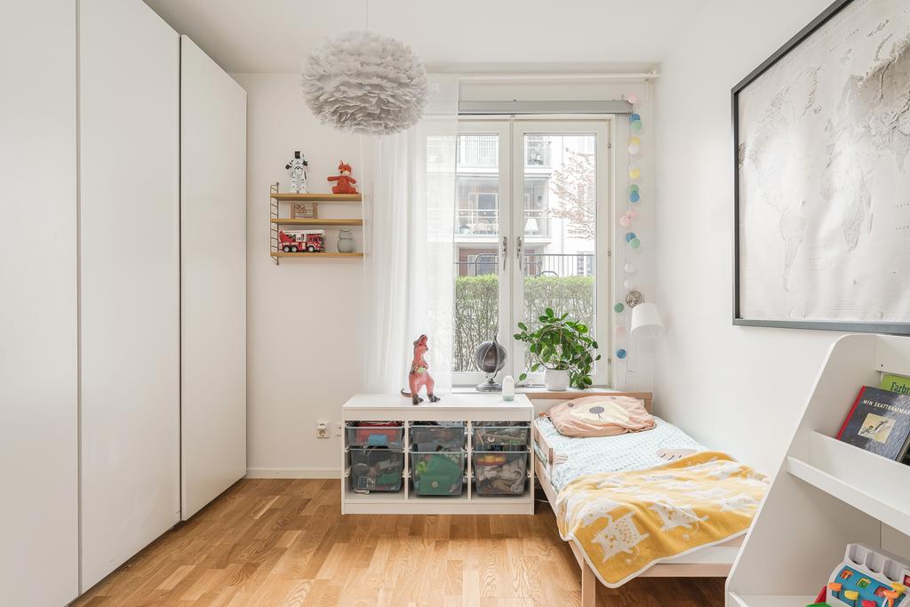 Sovrum med skjutdörrsgarderob