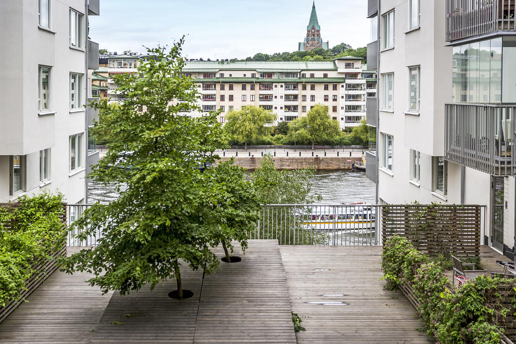 En gård med fin utsikt över Hammarby kanal.