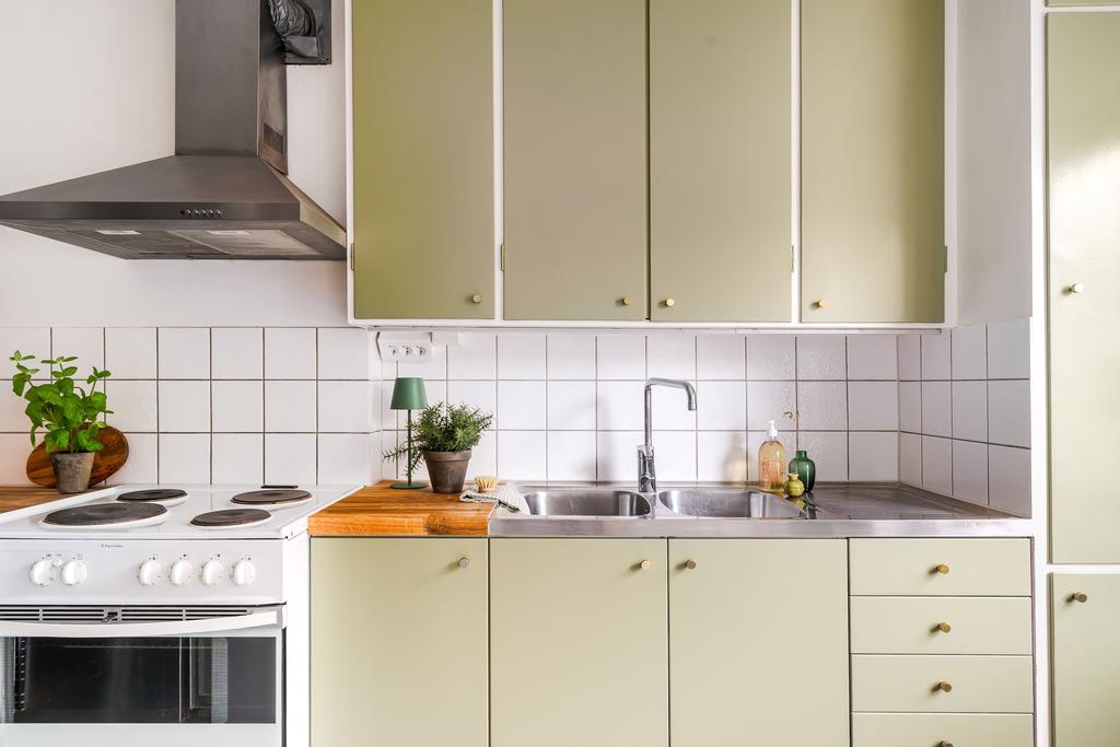 Gott om förvaring i skåp och lådor