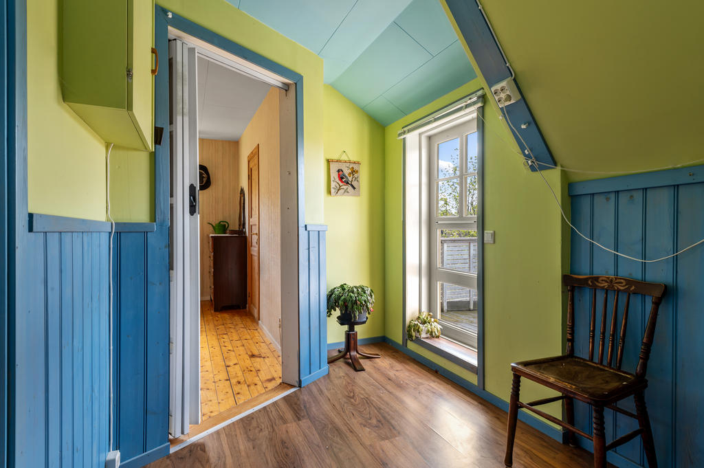 Hall övre plan med balkong i västerläge
