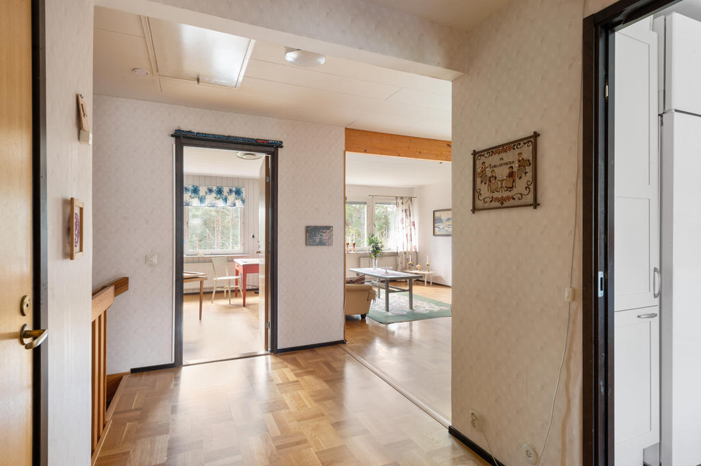 Vy från hall mot sovrum och vardagsrum