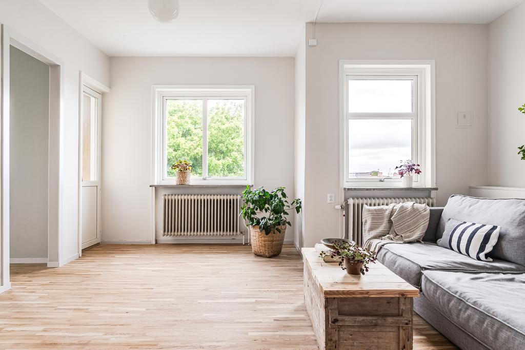 Sovrum/vardagsrum med utgång till en av lägenhetens två balkonger.
