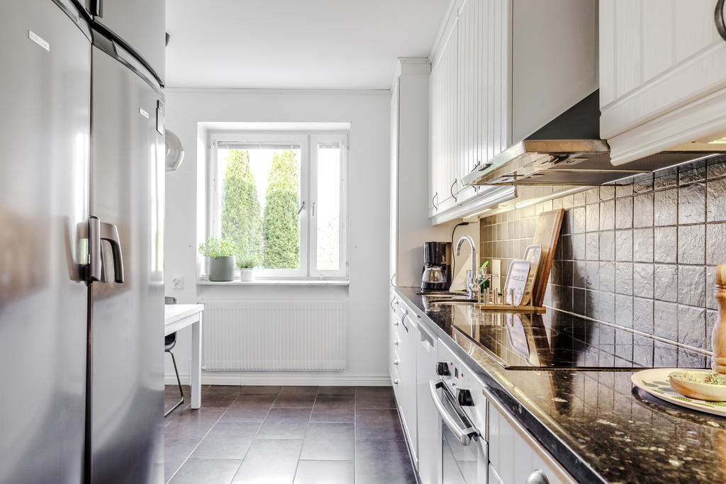 Kök med plats för matbord