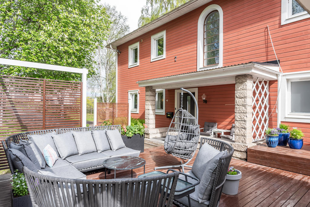 Mysig terrass i trädgården.