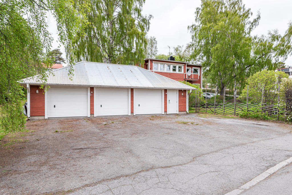 Garage för tre bilar samt cykelförråd.