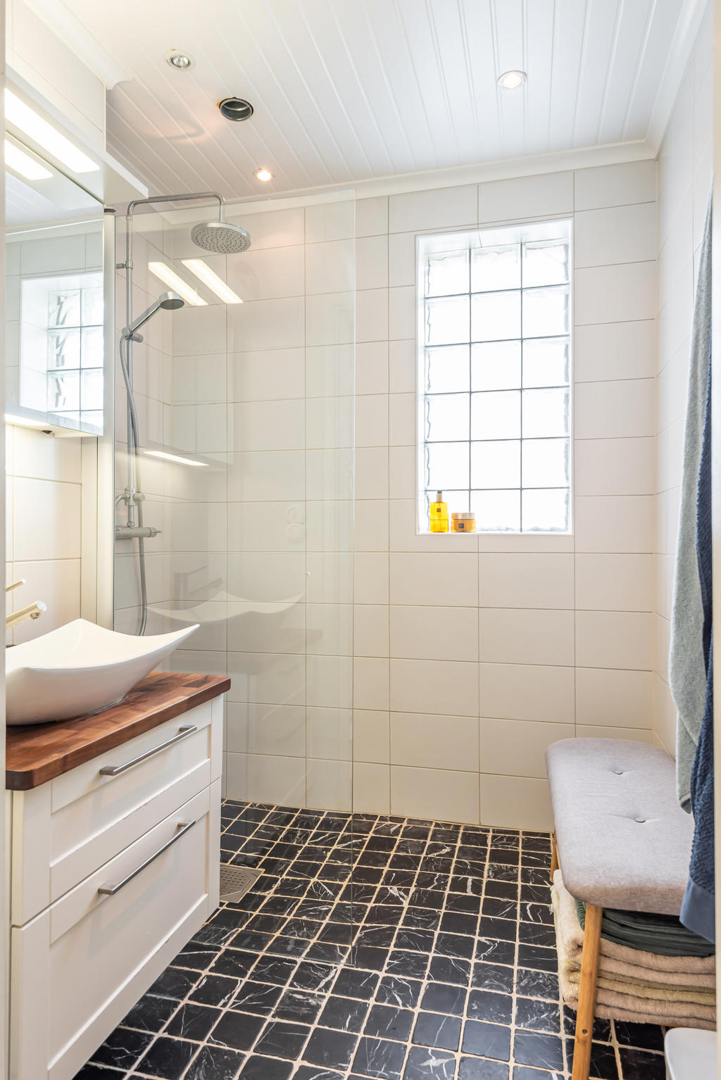 Separat badrum och wc underlättar vardagen. När en av de är upptagen kan man fortfarande använda den andra.