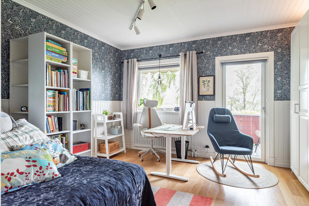 Stort sovrum med utgång direkt till balkongen.